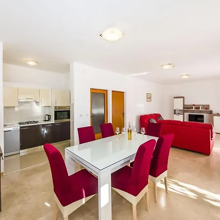 Apartman Lucija Apartman *
